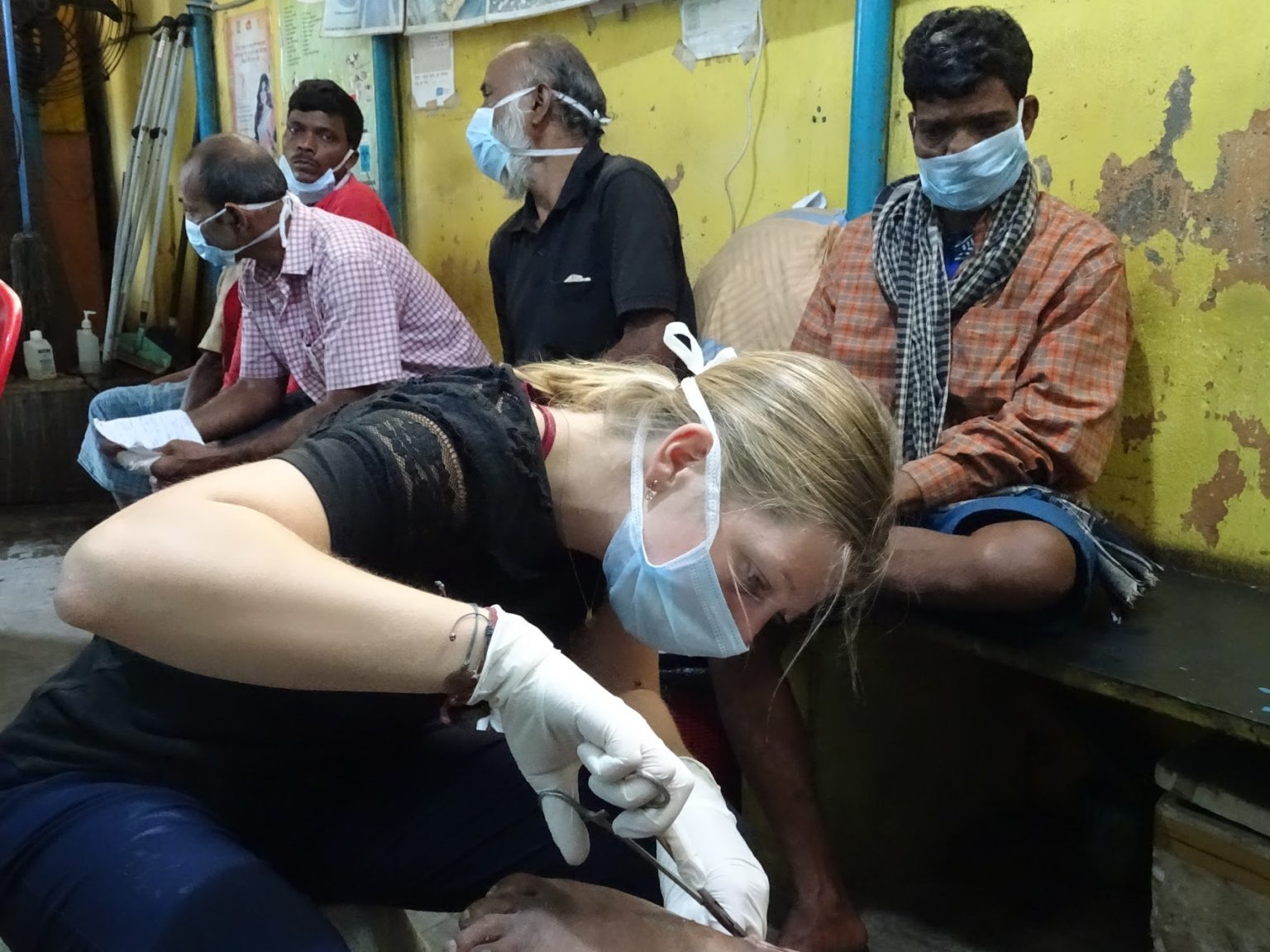 Die Freiwillige Line versorgt die Wunden eines Patienten in der Nimtala-Ambulanz.
